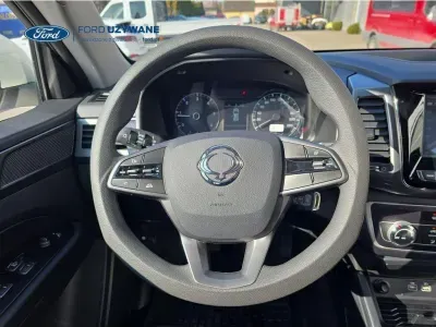 BIAŁY SUV SSANGYONG MUSSO z 2022 r., DIESEL, skrzynia biegów MANUALNA 148KM, zdjęcie 9 z 27