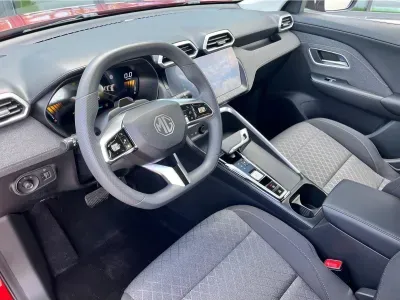 CZERWONY HATCHBACK MG ZS z 2026 r., HYBRYDA/BENZYNA, skrzynia biegów AUTOMATYCZNA 197KM, zdjęcie 2 z 15