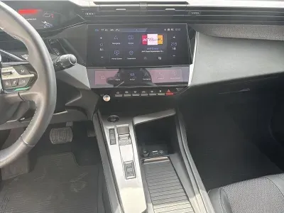 CZERWONY HATCHBACK PEUGEOT 308 z 2023 r., BENZYNA, skrzynia biegów AUTOMATYCZNA 131KM, zdjęcie 2 z 18