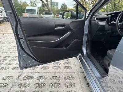 SZARY SEDAN TOYOTA COROLLA z 2023 r., HYBRYDA/BENZYNA, skrzynia biegów AUTOMATYCZNA 140KM, zdjęcie 18 z 18