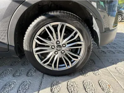SZARY SUV TOYOTA C-HR z 2022 r., HYBRYDA/BENZYNA, skrzynia biegów AUTOMATYCZNA 122KM, zdjęcie 6 z 19