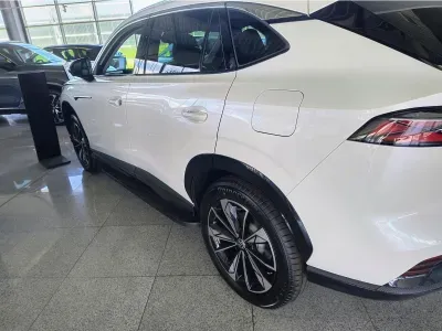 BIAŁY SUV MG HS PLUG IN HYBRID z 2026 r., HYBRYDA/BENZYNA, skrzynia biegów AUTOMATYCZNA 272KM, zdjęcie 13 z 20