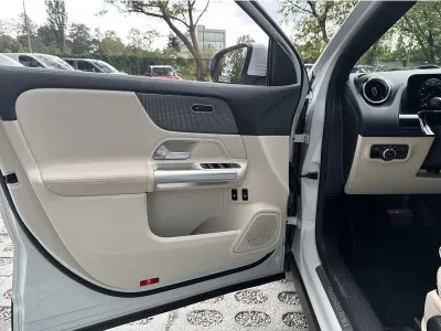 BIAŁY SUV MERCEDES GLA z 2023 r., HYBRYDA/BENZYNA, skrzynia biegów AUTOMATYCZNA 218KM, zdjęcie 5 z 18