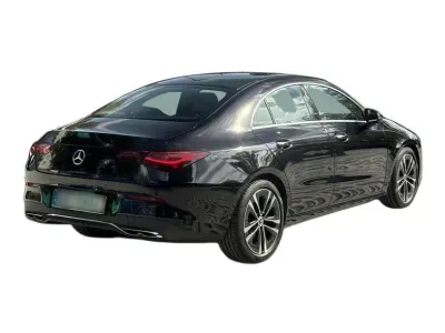 CZARNY SEDAN MERCEDES CLASE CLA z 2023 r., BENZYNA, skrzynia biegów AUTOMATYCZNA 136KM, zdjęcie 3 z 18