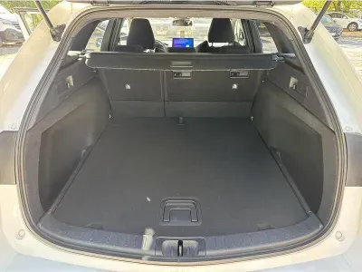 BIAŁY KOMBI TOYOTA COROLLA z 2023 r., HYBRYDA/BENZYNA, skrzynia biegów AUTOMATYCZNA 140KM, zdjęcie 16 z 19
