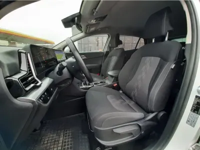 BIAŁY SUV KIA SPORTAGE z 2023 r., BENZYNA, skrzynia biegów MANUALNA 110KM, zdjęcie 11 z 24