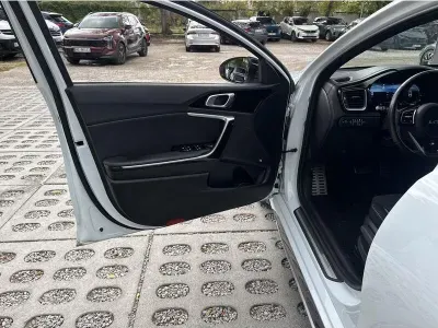 BIAŁY KOMBI KIA PROCEED z 2023 r., BENZYNA, skrzynia biegów AUTOMATYCZNA 160KM, zdjęcie 13 z 18