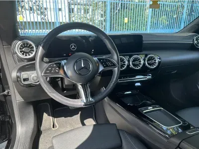 CZARNY SEDAN MERCEDES CLASE CLA z 2023 r., BENZYNA, skrzynia biegów AUTOMATYCZNA 150KM, zdjęcie 19 z 19