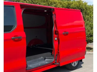 CZERWONY VAN FORD TRANSIT CUSTOM z 2025 r., DIESEL, skrzynia biegów AUTOMATYCZNA 136KM, zdjęcie 2 z 3