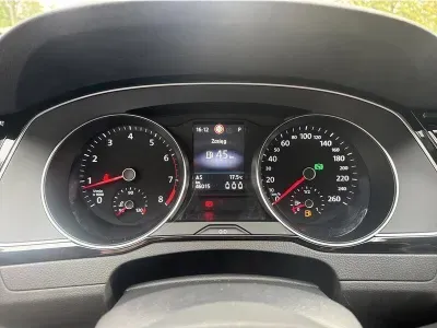 SREBRNY KOMBI VOLKSWAGEN PASSAT z 2023 r., BENZYNA, skrzynia biegów AUTOMATYCZNA 150KM, zdjęcie 18 z 19