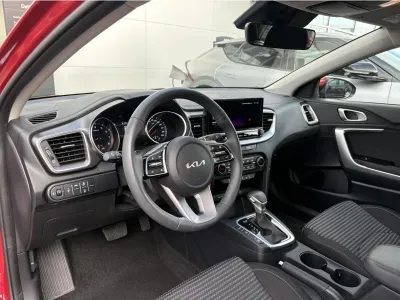 CZERWONY KOMBI KIA CEED z 2025 r., BENZYNA, skrzynia biegów AUTOMATYCZNA 140KM, zdjęcie 17 z 18