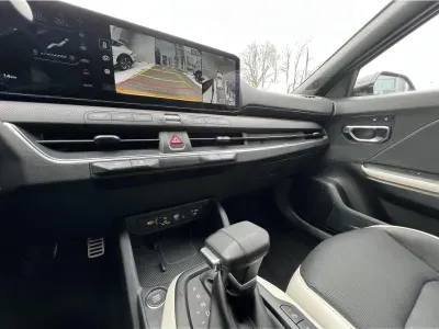 ZŁOTY HATCHBACK KIA K4 z 2025 r., BENZYNA, skrzynia biegów AUTOMATYCZNA 180KM, zdjęcie 4 z 9
