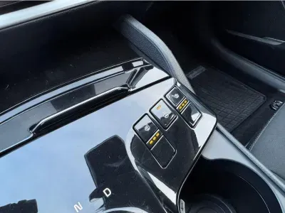 NIEBIESKI SUV KIA SPORTAGE z 2023 r., BENZYNA, skrzynia biegów AUTOMATYCZNA 110KM, zdjęcie 21 z 23