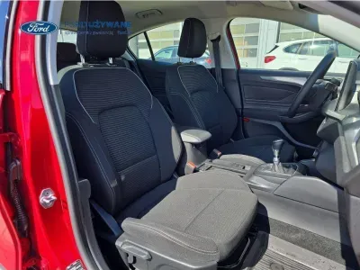 CZERWONY HATCHBACK FORD FOCUS z 2023 r., BENZYNA, skrzynia biegów MANUALNA 92KM, zdjęcie 3 z 27