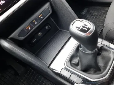 BIAŁY SUV KIA SPORTAGE z 2023 r., BENZYNA, skrzynia biegów MANUALNA 110KM, zdjęcie 9 z 24