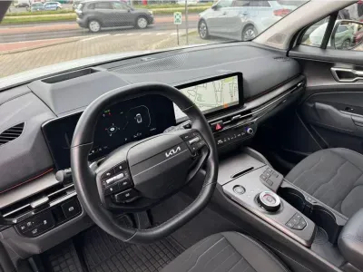 BIAŁY SUV KIA SPORTAGE z 2025 r., BENZYNA, skrzynia biegów AUTOMATYCZNA 110KM, zdjęcie 13 z 23