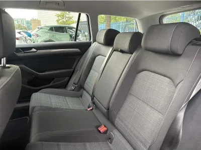 SREBRNY KOMBI VOLKSWAGEN PASSAT z 2022 r., BENZYNA, skrzynia biegów AUTOMATYCZNA 150KM, zdjęcie 13 z 19