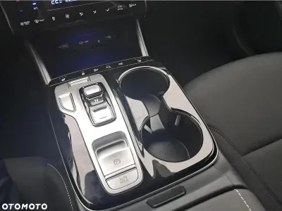 BIAŁY SUV HYUNDAI TUCSON z 2024 r., HYBRYDA/BENZYNA, skrzynia biegów AUTOMATYCZNA 230KM, zdjęcie 17 z 18