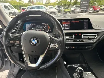 SZARY SEDAN BMW SERIE 2 z 2023 r., BENZYNA, skrzynia biegów AUTOMATYCZNA 136KM, zdjęcie 7 z 18