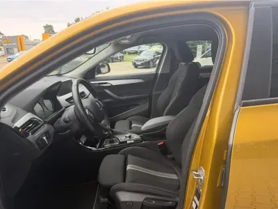 ZŁOTY CROSSOVER BMW X2 z 2022 r., BENZYNA, skrzynia biegów AUTOMATYCZNA 136KM, zdjęcie 4 z 12
