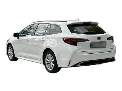 BIAŁY KOMBI TOYOTA COROLLA z 2023 r., HYBRYDA/BENZYNA, skrzynia biegów AUTOMATYCZNA 140KM, zdjęcie 18 z 19