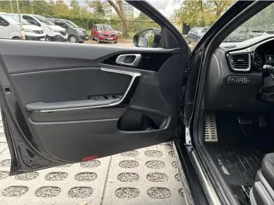 CZARNY KOMBI KIA PROCEED z 2023 r., BENZYNA, skrzynia biegów AUTOMATYCZNA 160KM, zdjęcie 14 z 19