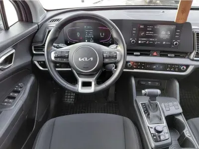SREBRNY SUV KIA SPORTAGE z 2023 r., BENZYNA, skrzynia biegów AUTOMATYCZNA 110KM, zdjęcie 8 z 24
