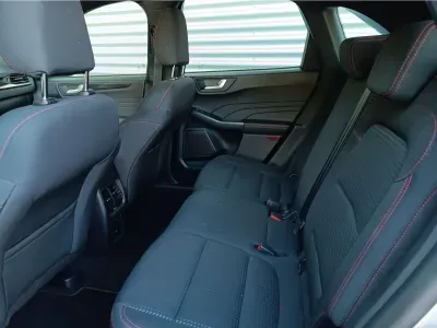 SZARY KOMBI FORD KUGA z 2023 r., BENZYNA, skrzynia biegów AUTOMATYCZNA 120KM, zdjęcie 9 z 14