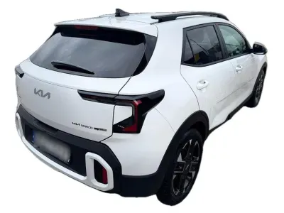 BIAŁY SUV KIA STONIC z 2025 r., HYBRYDA/BENZYNA, skrzynia biegów AUTOMATYCZNA 85KM, zdjęcie 2 z 6