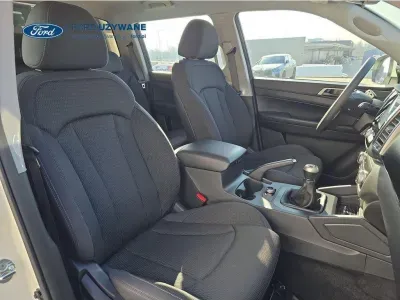 BIAŁY SUV SSANGYONG MUSSO z 2022 r., DIESEL, skrzynia biegów MANUALNA 148KM, zdjęcie 23 z 27
