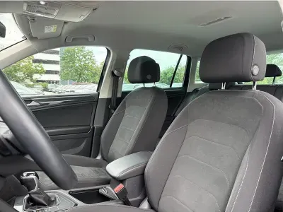 SZARY SUV VOLKSWAGEN TIGUAN z 2023 r., BENZYNA, skrzynia biegów AUTOMATYCZNA 150KM, zdjęcie 12 z 19