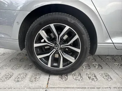 SREBRNY KOMBI VOLKSWAGEN PASSAT z 2023 r., BENZYNA, skrzynia biegów AUTOMATYCZNA 150KM, zdjęcie 3 z 19