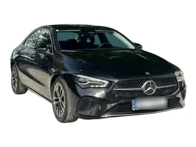 CZARNY SEDAN MERCEDES CLASE CLA z 2023 r., BENZYNA, skrzynia biegów AUTOMATYCZNA 136KM, zdjęcie 16 z 18