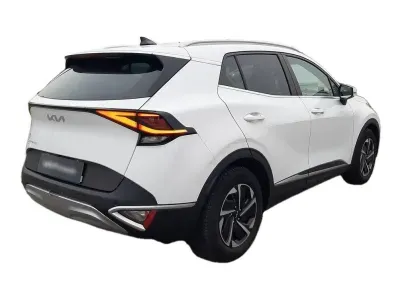BIAŁY SUV KIA SPORTAGE z 2023 r., BENZYNA, skrzynia biegów MANUALNA 110KM, zdjęcie 17 z 24