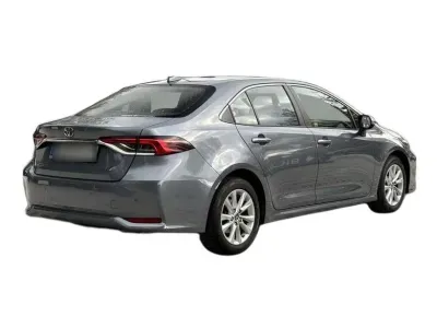 SZARY SEDAN TOYOTA COROLLA z 2023 r., HYBRYDA/BENZYNA, skrzynia biegów AUTOMATYCZNA 140KM, zdjęcie 5 z 18