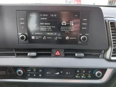SREBRNY SUV KIA SPORTAGE z 2023 r., BENZYNA, skrzynia biegów AUTOMATYCZNA 110KM, zdjęcie 12 z 24