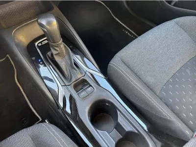 BIAŁY KOMBI TOYOTA COROLLA z 2023 r., HYBRYDA/BENZYNA, skrzynia biegów AUTOMATYCZNA 140KM, zdjęcie 8 z 19