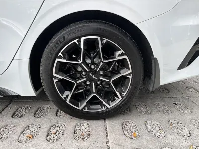 BIAŁY KOMBI KIA PROCEED z 2023 r., BENZYNA, skrzynia biegów AUTOMATYCZNA 160KM, zdjęcie 12 z 18