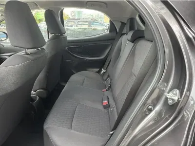 SZARY HATCHBACK TOYOTA YARIS z 2022 r., BENZYNA, skrzynia biegów MANUALNA 125KM, zdjęcie 18 z 19