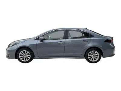 SZARY SEDAN TOYOTA COROLLA z 2023 r., HYBRYDA/BENZYNA, skrzynia biegów AUTOMATYCZNA 140KM, zdjęcie 13 z 18