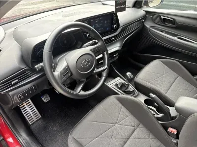 CZERWONY SUV HYUNDAI BAYON z 2023 r., BENZYNA, skrzynia biegów MANUALNA 101KM, zdjęcie 6 z 19