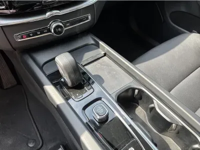 CZERWONY SUV VOLVO XC60 z 2022 r., DIESEL, skrzynia biegów AUTOMATYCZNA 197KM, zdjęcie 16 z 19