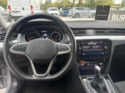 SREBRNY KOMBI VOLKSWAGEN PASSAT z 2022 r., BENZYNA, skrzynia biegów AUTOMATYCZNA 150KM, zdjęcie 10 z 19