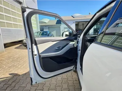 BIAŁY SUV FORD EXPLORER z 2024 r., ELEKTRYCZNY, skrzynia biegów AUTOMATYCZNA 210KM, zdjęcie 24 z 27