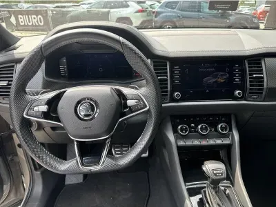 SZARY SUV SKODA KODIAQ z 2023 r., BENZYNA, skrzynia biegów AUTOMATYCZNA 190KM, zdjęcie 13 z 19