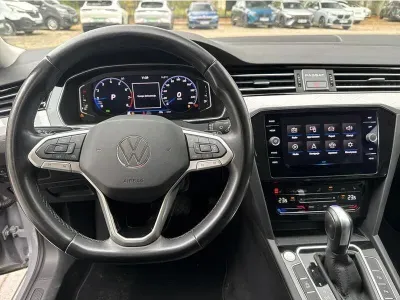 SZARY KOMBI VOLKSWAGEN PASSAT z 2023 r., BENZYNA, skrzynia biegów AUTOMATYCZNA 150KM, zdjęcie 12 z 19