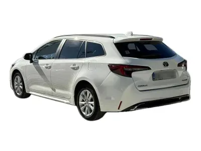 BIAŁY KOMBI TOYOTA COROLLA z 2023 r., HYBRYDA/BENZYNA, skrzynia biegów AUTOMATYCZNA 140KM, zdjęcie 12 z 19