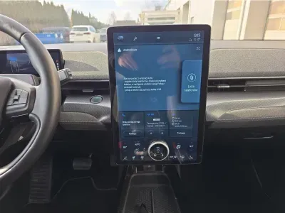 CZARNY SUV FORD MUSTANG MACH-E z 2022 r., ELEKTRYCZNY, skrzynia biegów AUTOMATYCZNA 358KM, zdjęcie 20 z 29