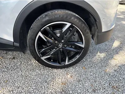 BIAŁY SUV TOYOTA C-HR z 2022 r., HYBRYDA/BENZYNA, skrzynia biegów AUTOMATYCZNA 122KM, zdjęcie 8 z 19