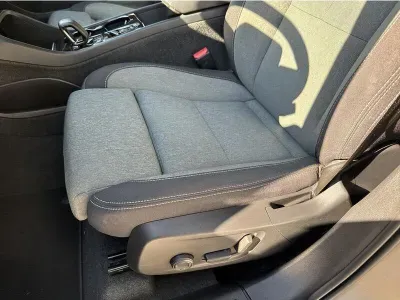 SREBRNY SUV VOLVO XC40 z 2023 r., HYBRYDA/BENZYNA, skrzynia biegów AUTOMATYCZNA 211KM, zdjęcie 7 z 19
